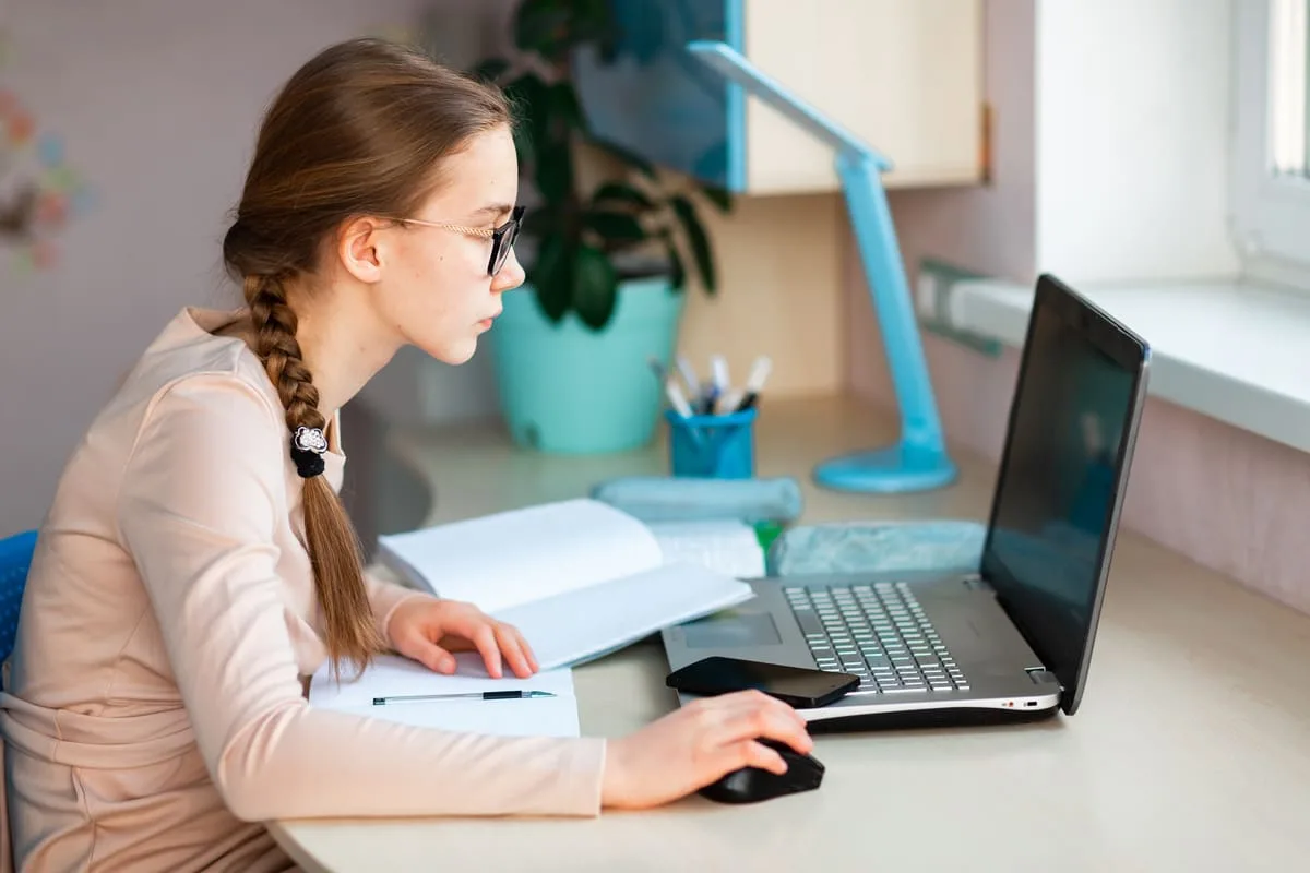 The Effects of Online Learning on a Teen’s Mental Health